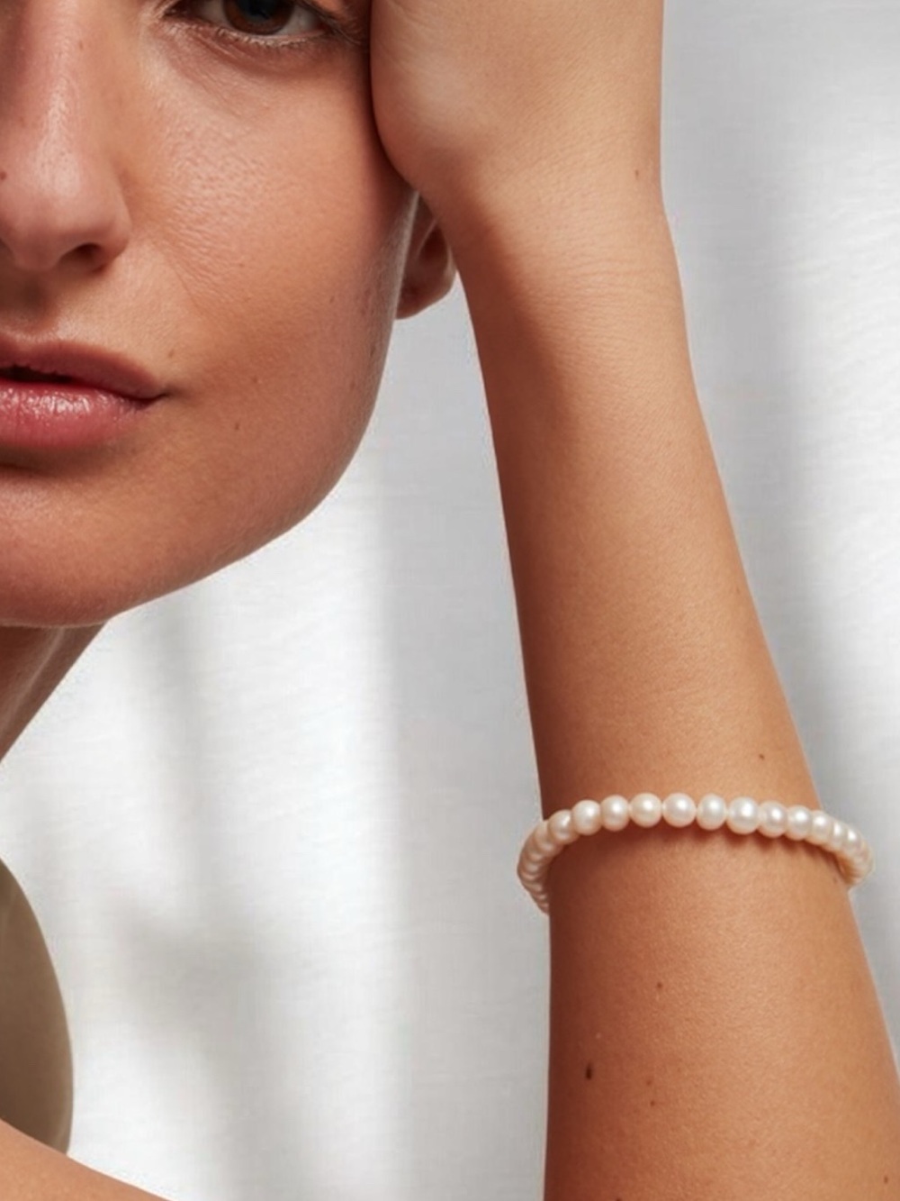 Classic JENNY BIRD Noa White Pearl Stretch Bracelet